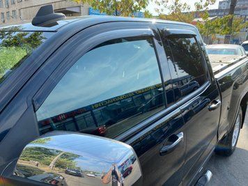 Дефлекторы окон клеящиеся темные Chevrolet Silverado 2500 HD 2015-2019 к-т 4 шт AVS 94528 94528 фото