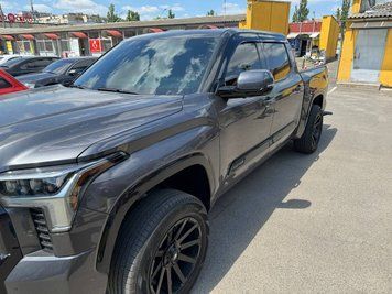 Дефлекторы окон к-т 4 шт Premium серия Toyota Tundra 2022 - 2026 Crew Max Wellvisors 3-847TY067 3-847TY067 фото
