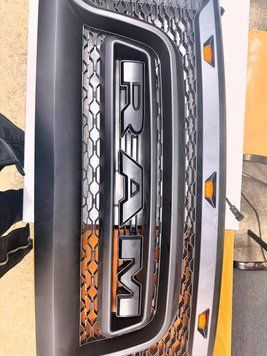 Решітка радіатора передня з підсвічуванням Rebel Ram 1500 2019-2020 чорний China 175566706314 фото
